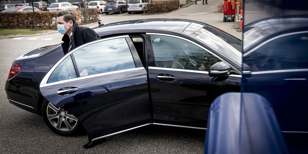 CO2-prisen og især om den beregnes af udslippet fra både anlægget og driften af nye infrastrukturprojekter bliver afgørende for, om det bedst kan betale sig at anlægge veje eller jernbaner. Her ankommer indenrigs- og boligminister Kaare Dybvad præsentationen af regeringens udspil i sidste uge -