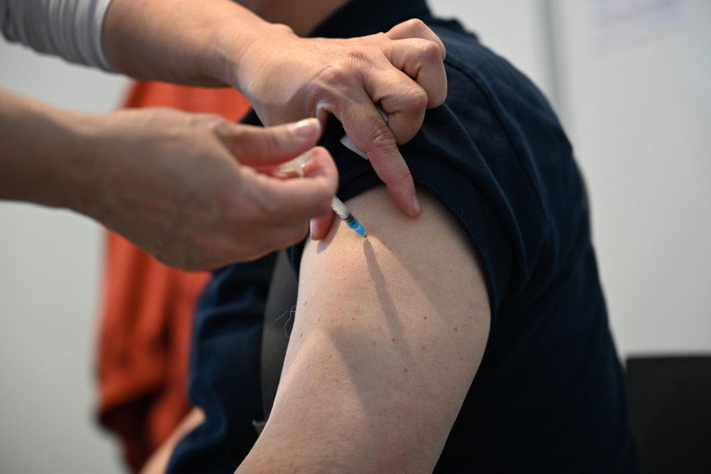 Flere bliver vaccineret mod covid-19, og det er en af grundene til, at risikoniveau for coronasmitte sænkes. (Arkivfoto)
