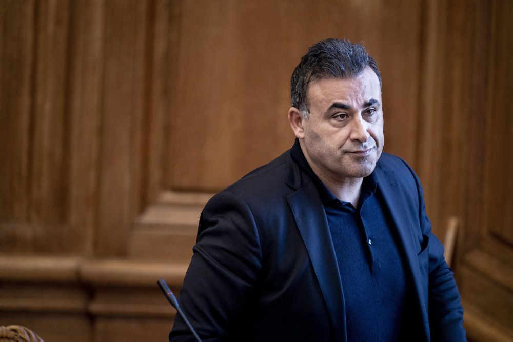 Folketingsmedlem Naser Khader (K) sygemelder sig som følge af stress. Det oplyser De Konservative.