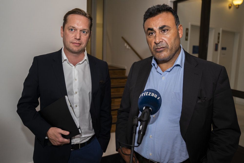 En række personer stod søndag frem i Berlingske og fortalte, hvordan de i flere år har oplevet, at Khader har truet med at klage til deres arbejdsplads og chef, hvis de udtalte sig kritisk om ham.