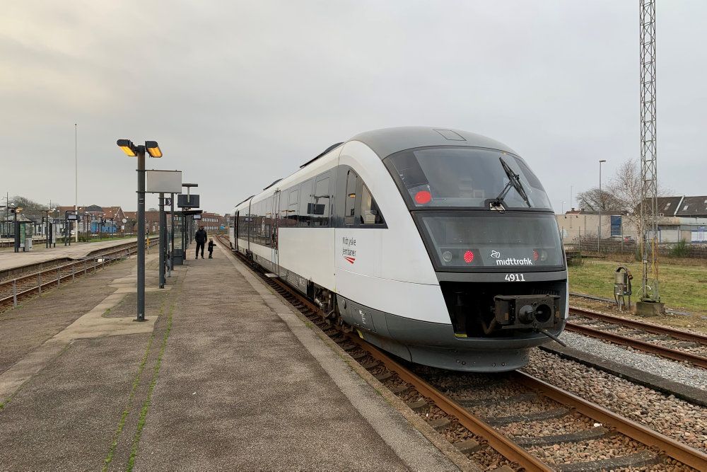 Midtjyske Jernbaner betjener i dag de to togstrækninger med Desiro-tog i dieseludgaven. Men fremtiden står på batterier.
