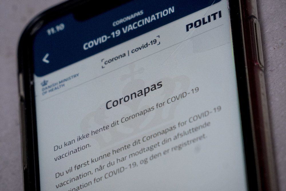 Coronapasset er en vigtig del af regeringens og Folketingets planer om at genåbne samfundet. Passet skal dokumentere, at man enten har immunitet over for eller ikke er smittet med coronavirus. (Arkivfoto)