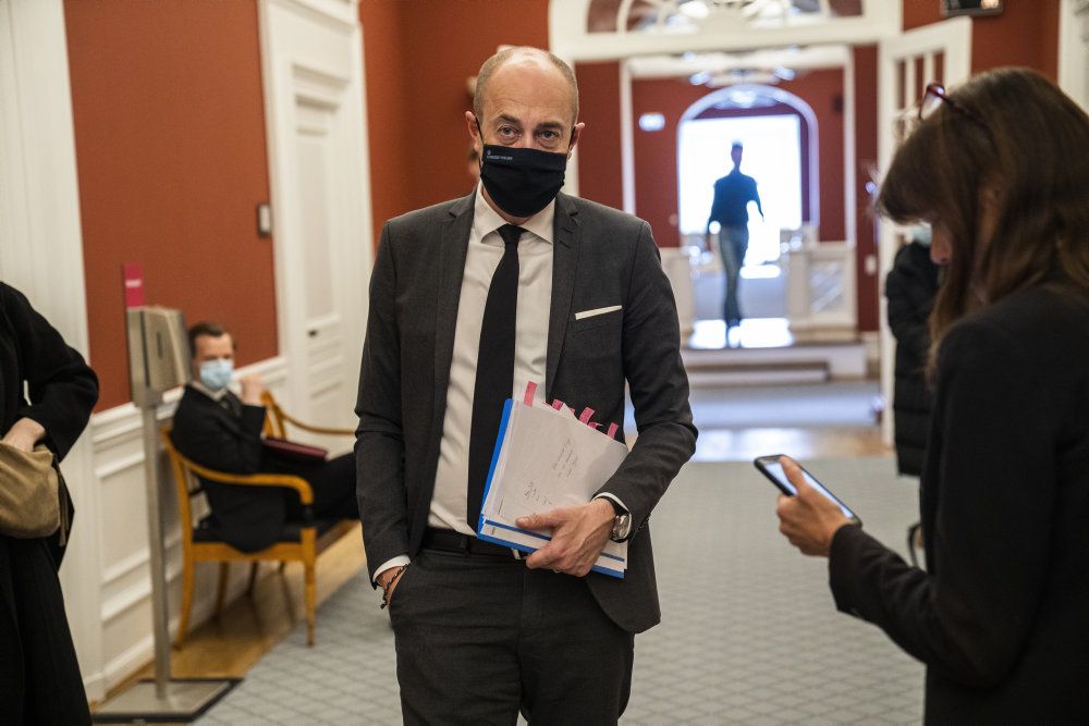 Sundhedsminister Magnus Heunicke (S) vil onsdag formiddag drøfte vaccinesituationen med partilederne.