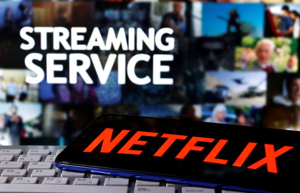 I følge en ny rapport fra Kulturministeriet er danskernes forbrug på tv- og film-streamingtjenester som Netflix, HBO og TV2 Play igen steget, og samtidigt falder forbruget på tekstmedier. Det vil ministeren se på i fbm. medieforhandlingerne.