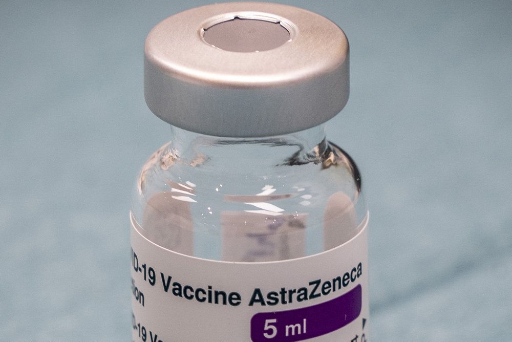 Danmark har droppet AstraZeneca-vaccinen på grund af bekymringer om alvorlige bivirkninger. Det er sjældne tilfælde af blodpropper kombineret med et lavt antal blodplader, der har forårsaget bekymringerne. (Arkivfoto)