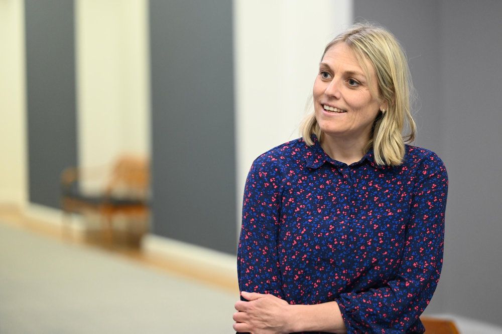 Udenrigsminister Jeppe Kofod (S) og forsvarsminister Trine Bramsen (S) var onsdag i samråd om Natos tilbagetrækning af tropper fra Afghanistan. Ifølge de to ministre efterlader tilbagetrækningen Afghanistan i en usikker situation.