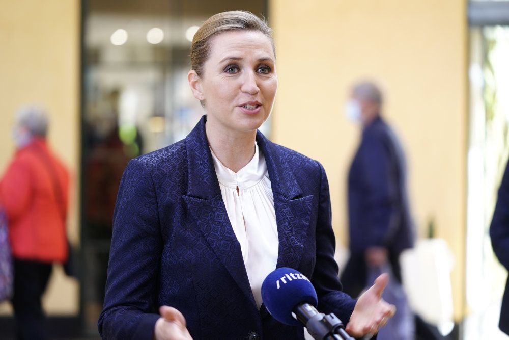 Statsminister Mette Frederiksen talte med butiksansatte og corona-vagter under sit besøg i SlotsArkaderne i Hillerød. De er ligesom skolebørnene i 5.-8. klasse del af den genåbning, der trådte i kraft onsdag. Der er dog tiltagende kritik af, at udeundervisningen for skolebørnene ikke fungerer. Her opfordrer statsministeren til lokale løsninger.