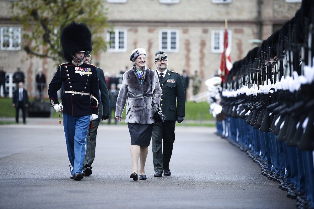 Kongehusets nye ceremonimester, Lasse Harkjær, ses her sammen med dronning Margrethe. (Arkivfoto).