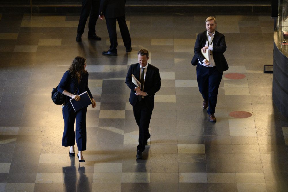 Udenrigsminister Jeppe Kofod (S) ankommer til mødet, da han er kaldt i samråd om myndighedsgruppen. Ministeren skal blandt andet redegøre for, hvorfor han ikke har fundet anledning til at aktivere myndighedsgruppen i perioden fra september 2019 til februar 2021.