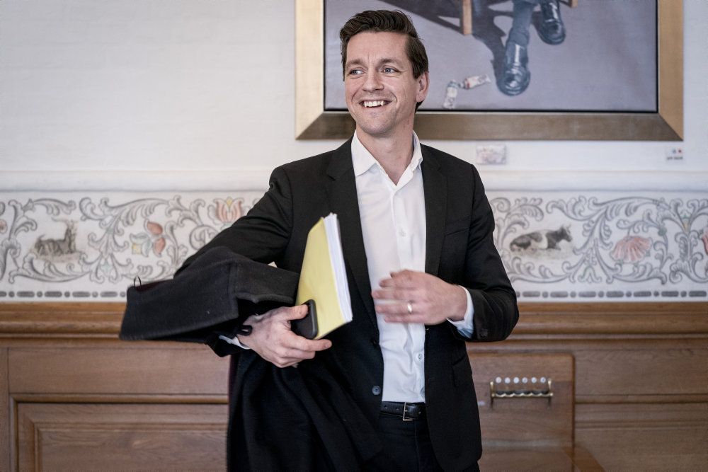 Folketingets Erhvervsudvalg havde torsdag indkaldt indenrigs- og boligminister Kaare Dybvad Bek (S) og erhvervsminister Simon Kollerup (S) i åbent samråd om coronahjælpen til Fristaden Christiania. Venstre frygter, at Christiania har fået dobbelt coronahjælp, men det afviser Kaare Dybvad Bek (S).