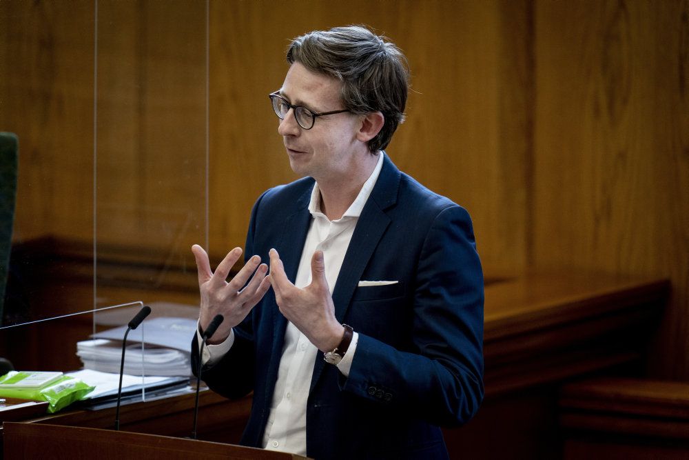 Venstres Karsten Lauritzen sagde torsdag i Folketinget, at Venstre støtter borgerforslaget om, at en rigsret skal indledes mod statsminister Mette Frederiksen (S) nu. Det førte til noget opstandelse, da Venstre også har støttet en granskningskommission, der skal undersøge forløbet.