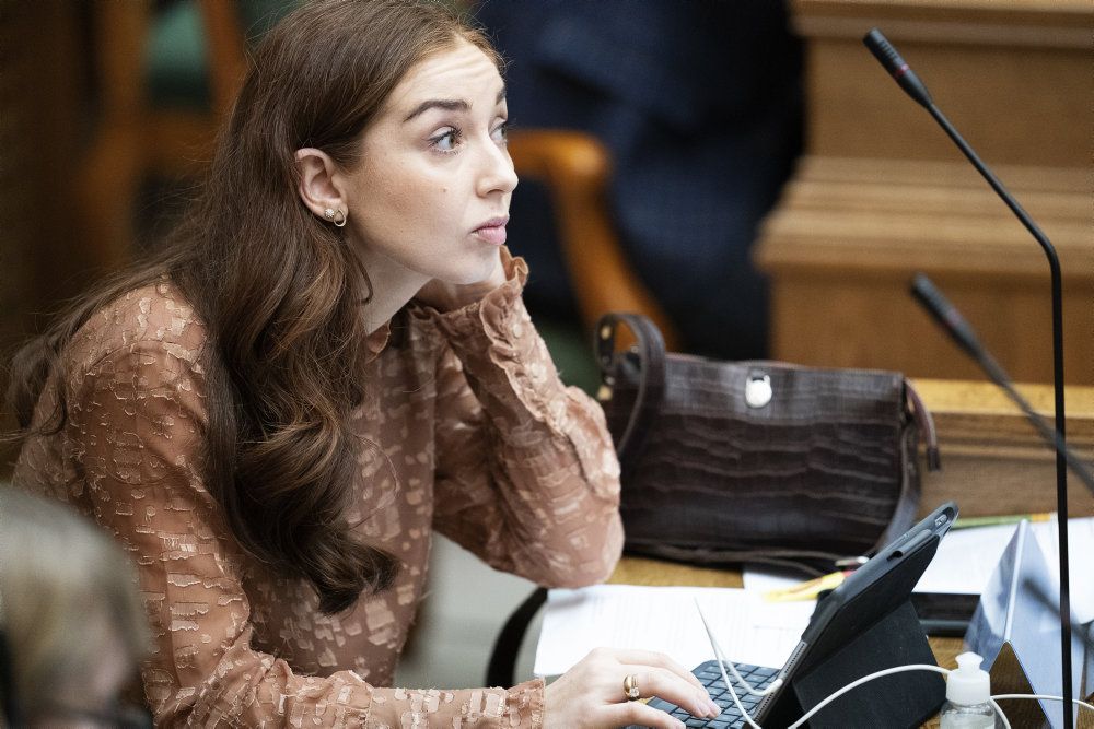 Samira Nawa (R) kræver et opgør med tjenestemandsreformen fra 1969, der placerede sygeplejersker i en anden lønramme end for eksempel politimænd og lærere. (Arkivfoto)