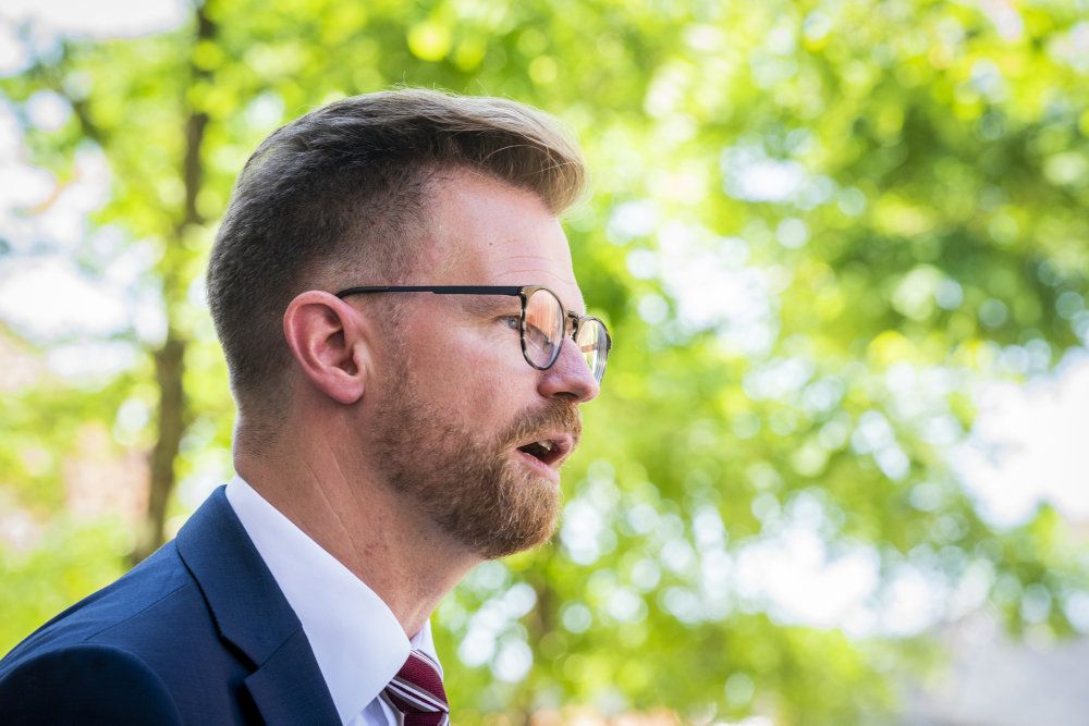 - Danmark er et lille land, og der er jo begrænset med naturressourcer. Og det er derfor, at vi skal udnytte al pladsen til naturen på områder, hvor vi alligevel ikke skal bruge et stykke jord, siger transportminister Benny Engelbrecht (S).