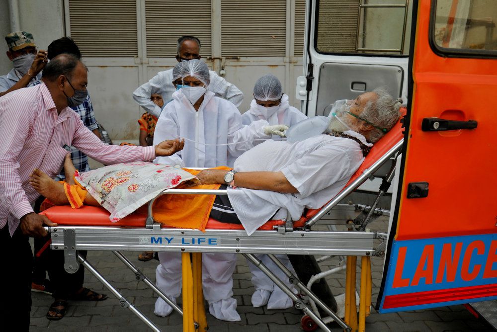 De danske myndigheder kigger på hjælp til Indien, som er hårdt ramt af corona. Her ses en patient med iltmaske blive transporteret ind på et hospital i Ahmedabad. (Arkivfoto)