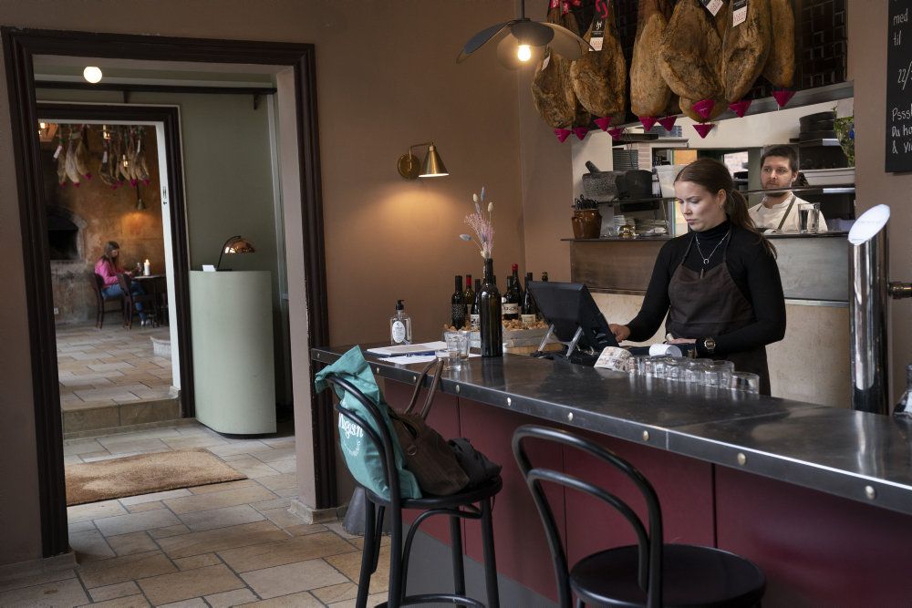Der blev indført krav om bordbestilling på restauranter og barer i forbindelse med genåbningen 21. april. (Arkivfoto)