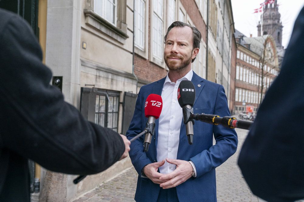 Venstres formand, Jakob Ellemann-Jensen, ser tegn på, at regeringens støttepartier nu også vil bakke op om at få børnene tilbage i skole. Dermed vil der i givet fald være flertal forud for næste fase af genåbningen 6. maj. En aftale ventes dog først mandag eller tirsdag i den kommende uge.