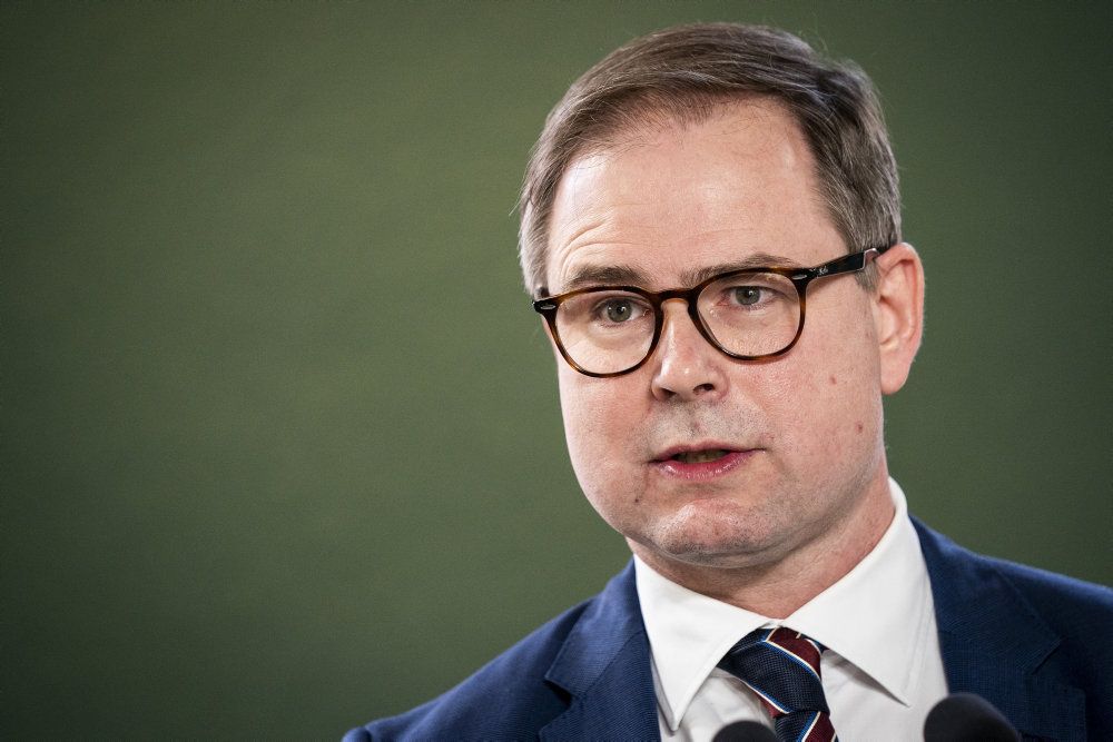 - Investeringerne vil både stimulere økonomien og holde hånden under danske job og virksomheder, siger finansminister Nicolai Wammen (S).