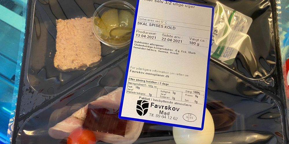 Sådan ser en af de færdige madpakker fra kommunen ud. Der laves fem forskellige slags hver uge, og ugen efter får borgerne fem nye varianter. Ved siden af pakkes brødet.