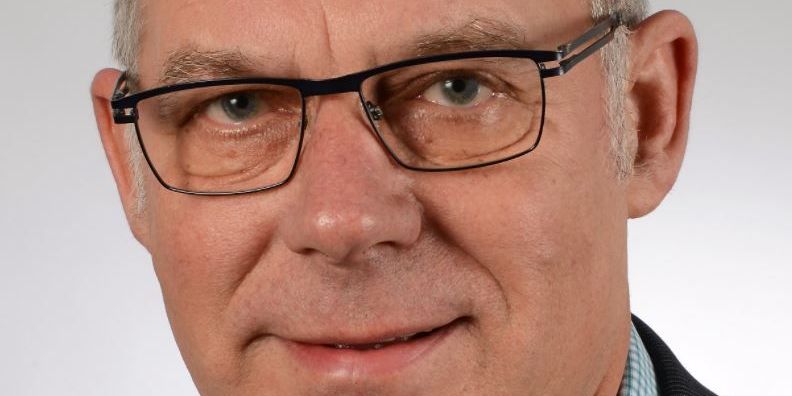 "Det kan ikke passe, at der skal spares penge på mad til de ældre," siger Erik Bertelsen formand for ældreråd.