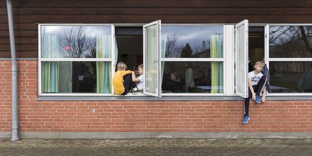 Mange rapporter har vist, at det med at åbne vinduer i frikvarteret ikke er nok, fordi der kommer hurtigt masser af CO2 igen. Med sensoren Skyen mindes eleverne løbende om, at nu skal der åbnes vinduer igen. (Arkiv)
