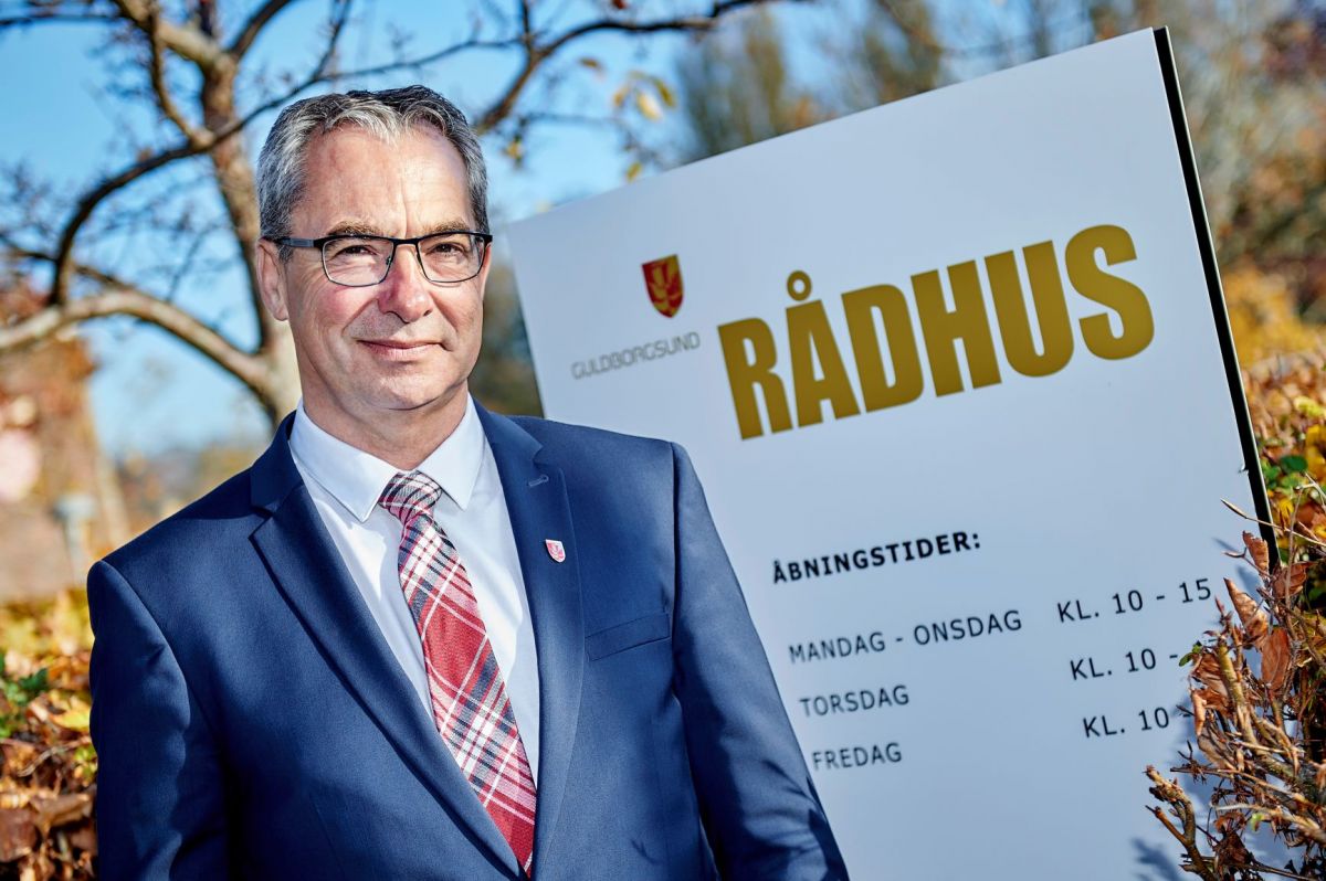 En skandalesag på socialområdet i Gulborgsund bliver ved med at trække tråde. Byrådet med borgmester John Brædder i spidsen har brugt meget krudt på sagen.