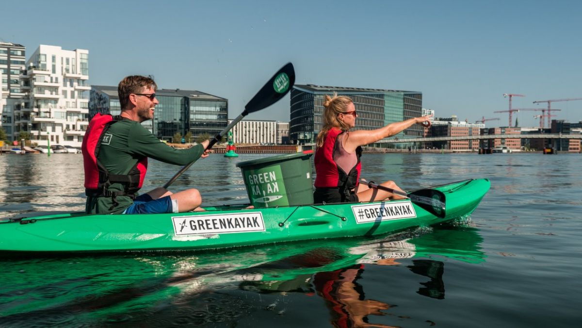 København vil gøre sine hoser grønne over for udenlandske turister. Her er to kajakroere ved at samle affald op i Københavns Havn.