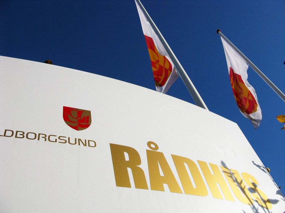 Byggeriet af ti kæmpesommerhuse i Marielyst på Falster skaber en masse politisk debat i Guldborgsund Kommune og sågar også nationalt.