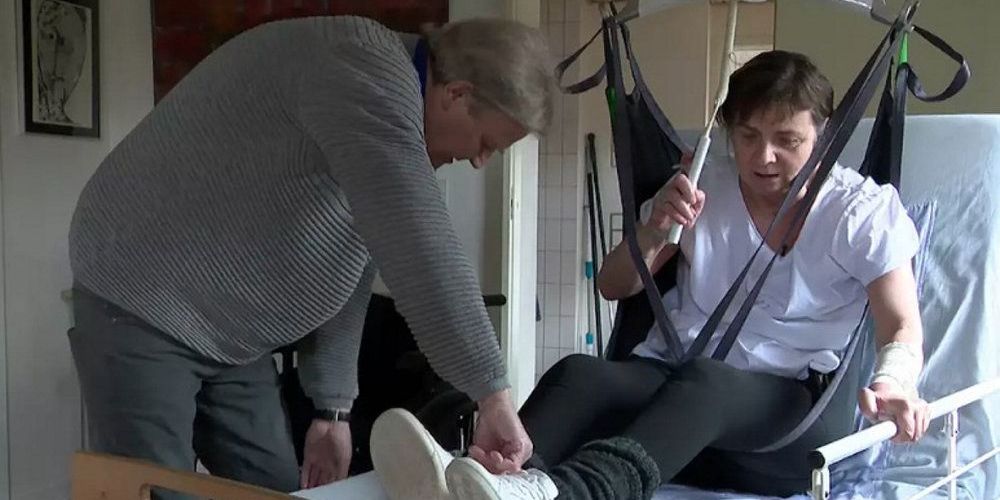 Mette Maabjerg er lam fra brystet og ned og har i næsten fire år haft en personlig handicaphjælper.