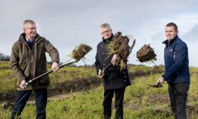 Bestyrelsesformand i Nature Energy, Peter Gæmelke (t.v.), borgmester i Sønderborg Kommune, Erik Lauritzen (S), (i midten) og formand for BioenergiSyd, Martin Lambert Pedersen, var glade, da de i november tog første spadestik til et nyt stort biogasanlæg.