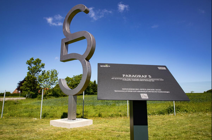 Den nye skulptur “Paragraf 5” har plads lige nord for Guderup og er måske en af dem, børnene fra Nørreskov-Skolen vil lære nærmere at kende Ii forbindelse med projektet SNAK med syddanske skulpturer.