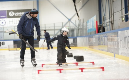 En række medlemmer i Dansk Skøjte Union og Danmarks Ishockey Union kan se frem til at udøve deres sport på isen lidt længere end sædvanligt i år, fordi en række kommuner forlænger sæsonen.