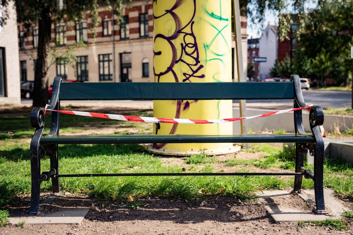 I et udkast til forhandlinger om forsamlingsloftet har regeringen lavet en plan, hvor loftet hæves fra onsdag 21. april - altså i næste uge. Udendørs skal loftet hæves fra 10 til 20. Indendørs skal forbud og anbefalinger hæves fra fem til ti.