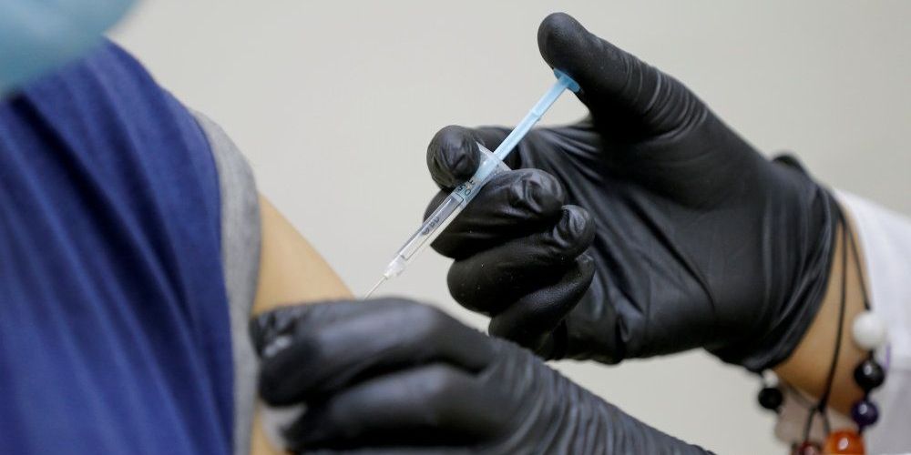 Det danske vaccinesystem skal mandag forsøge at vaccinere flere end 101.000 borgere mod coronavirus. (Arkiv)