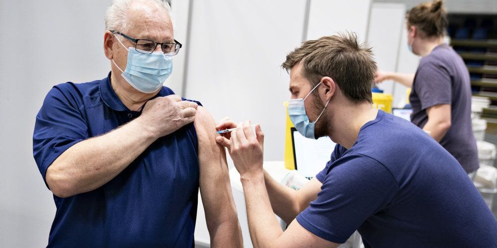 Region Hovedstaden gav tidligere de overskydende coronavacciner til indlagte på regionens hospitaler, og efter det blev ordningen lavet om, så alle med en invitation til vaccination kunne melde sig på en venteliste. Nu kan alle borgere i regionen skrive sig på listen.