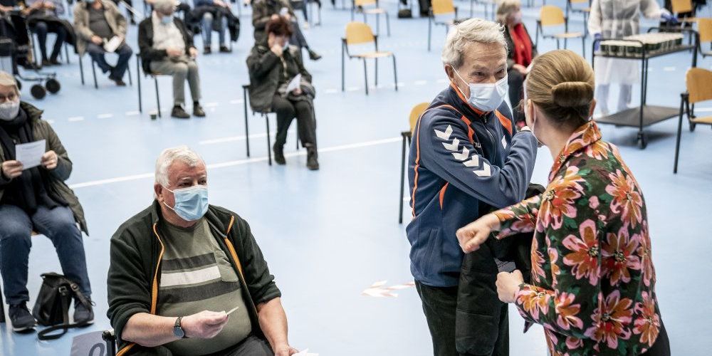 Mandag var det "store prikkedag" landet over, hvor flere end 100.000 danskere blev vaccineret mod covid-19. Blandt andet her i Roskilde Kongrescenter, hvor også statsminister Mette Frederiksen (S) lagde vejen forbi.