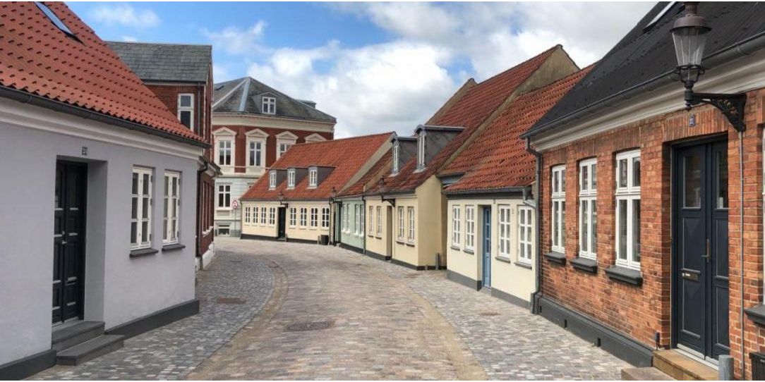 Ølgod i Varde Kommune er det seneste sogn, der er lukket ned på grund af et for højt smittetal. (Arkiv)