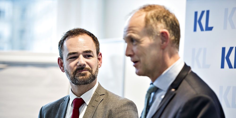 Det er historisk, at KL's formandskab går i direkte overbudskapløb med regeringen på socialområdet. Læs en analyse om baggrunden her, og få et bud på, hvordan en truende konflikt mellem regeringen og KL kan løses.