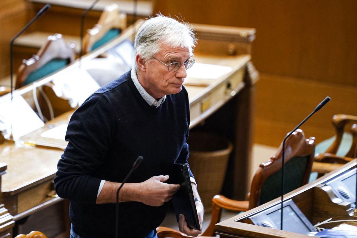 “Når vi kan se, at der i nogle kommuner udelukkende ansættes uuddannet arbejdskraft i daginstitutionerne, bør der opstilles et mål for, hvor mange af de nuværende ufaglærte pædagogmedhjælpere, der skal i gang med en uddannelse til pædagogisk assistent,” siger Jakob Sølvhøj, folketingsmedlem og børne- og undervisningsordfører for Enhedslisten.