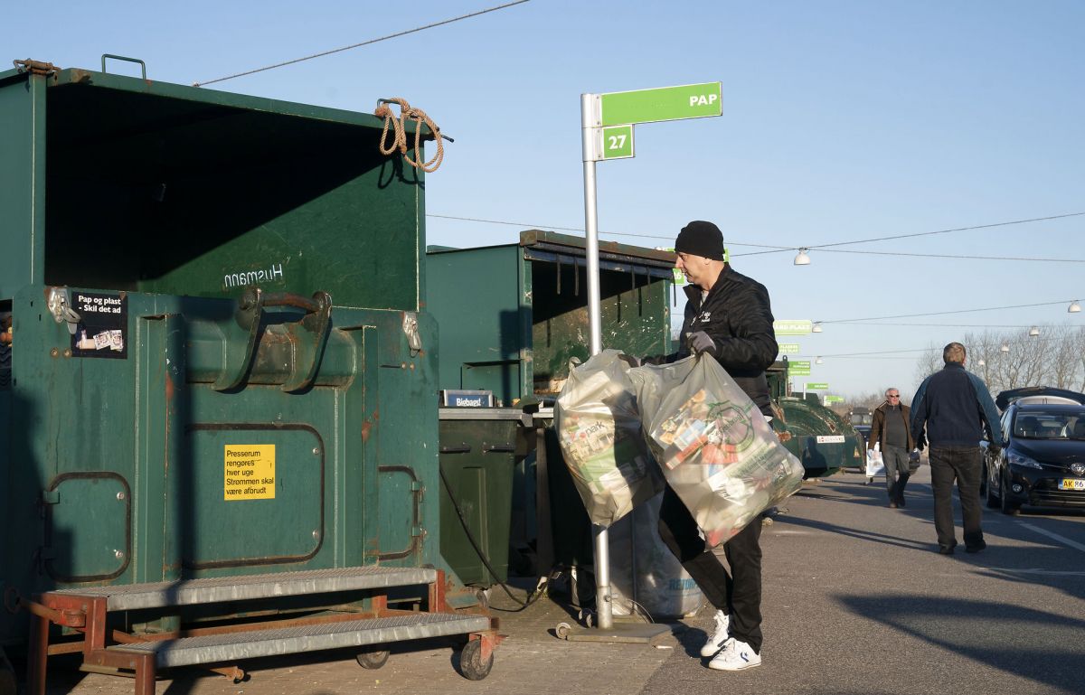 Borgerne skal vænnes til sortere deres affald bedre, før de smider noget i containerne på genbrugspladsen.