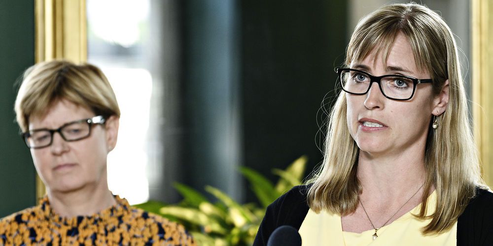 Formanden og næstformanden for Danske Regioner, Stephanie Lose og Ulla Astman, var optimistiske på vej ind til mandagens sættemøde forud for økonomiforhandlingerne med Regeringen. Her ses de begge ved præsentationen af økonomiaftalen for 2021, som faldt på plads for knap et år siden.