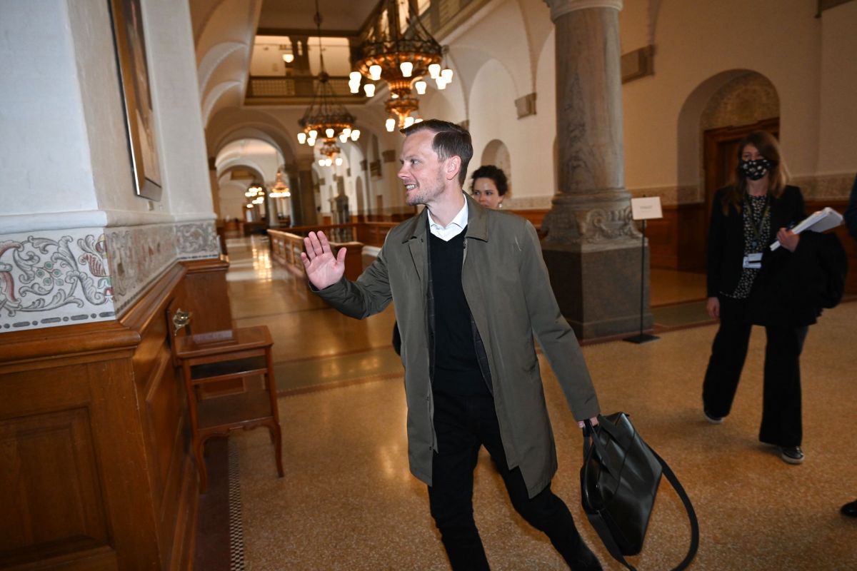 Jobcentrene skal have ekstra muligheder for at hjælpe langtidsledige seniorer og ufaglærte i job, mener beskæftigelsesminister Peter Hummelgaard (S).