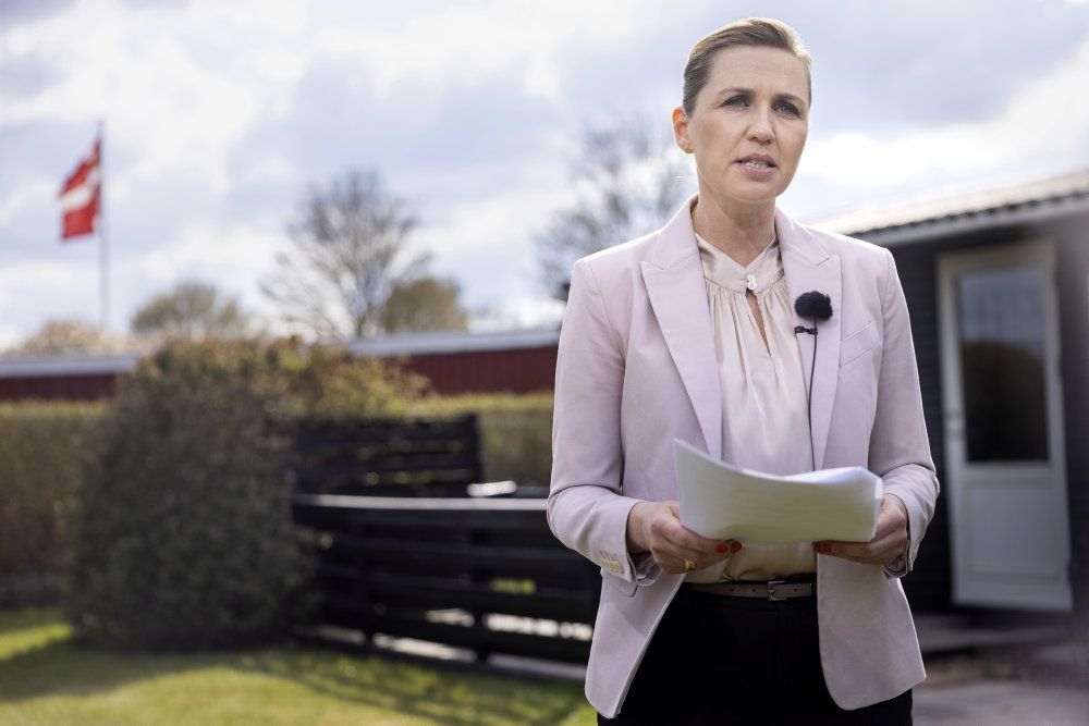 På grund af corona-situationen havde statsminister Mette Frederiksen (S) havde optaget sin 1. maj tale i et kolonihavehus i "Engen" ved Aalborg. Mette Frederiksen ser dog tegn på, at Danmark er på vej ud af den akutte krisehåndtering, så der bliver mulighed for at hæve de politiske ambitioner på andre områder.