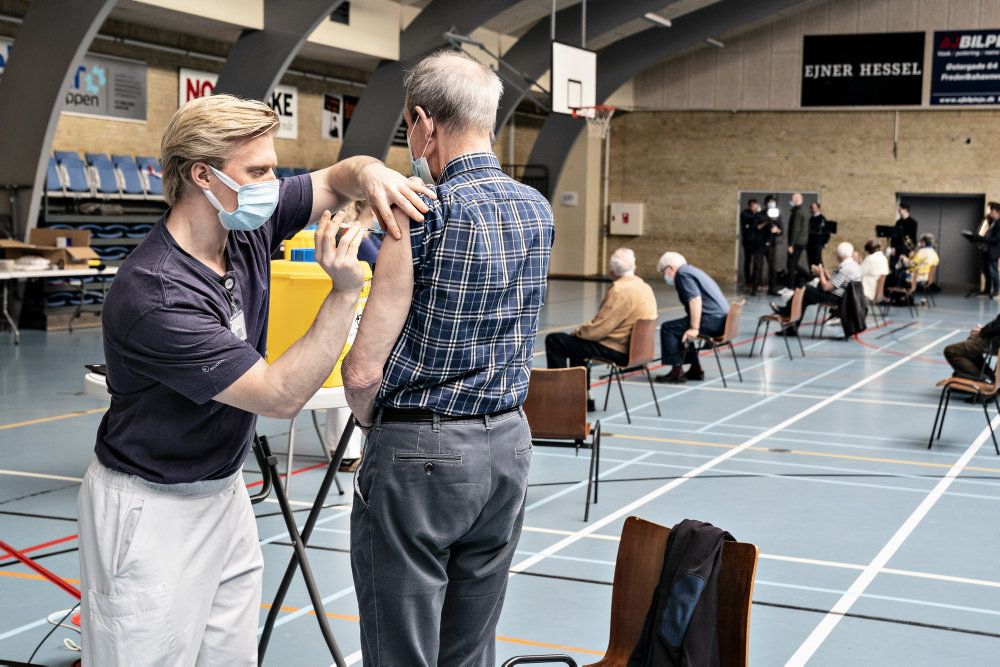 De 25-39-årige skal nu vente op til fire yderligere uger, før de kan håbe på at være færdigvaccinerede mod covid-19. (Arkivfoto)