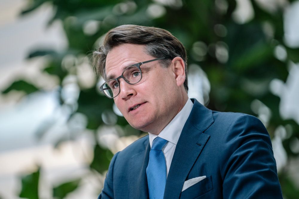 Direktør for Dansk Erhverv, Brian Mikkelsen, skriver på Twitter, at politikerne "bør tage magten fra" sundhedsstyrelsens direktør Søren Brostrøm.