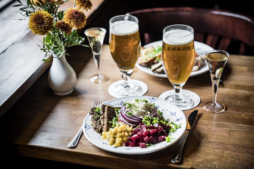 Den omstridte 30-minutters-regel om bordbestilling på barer og restauranter droppes fra torsdag. (Arkivfoto)