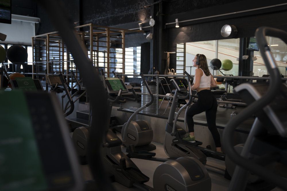 Fra torsdag kan voksne igen gå i fitnesscenter og træne. (Arkivfoto)