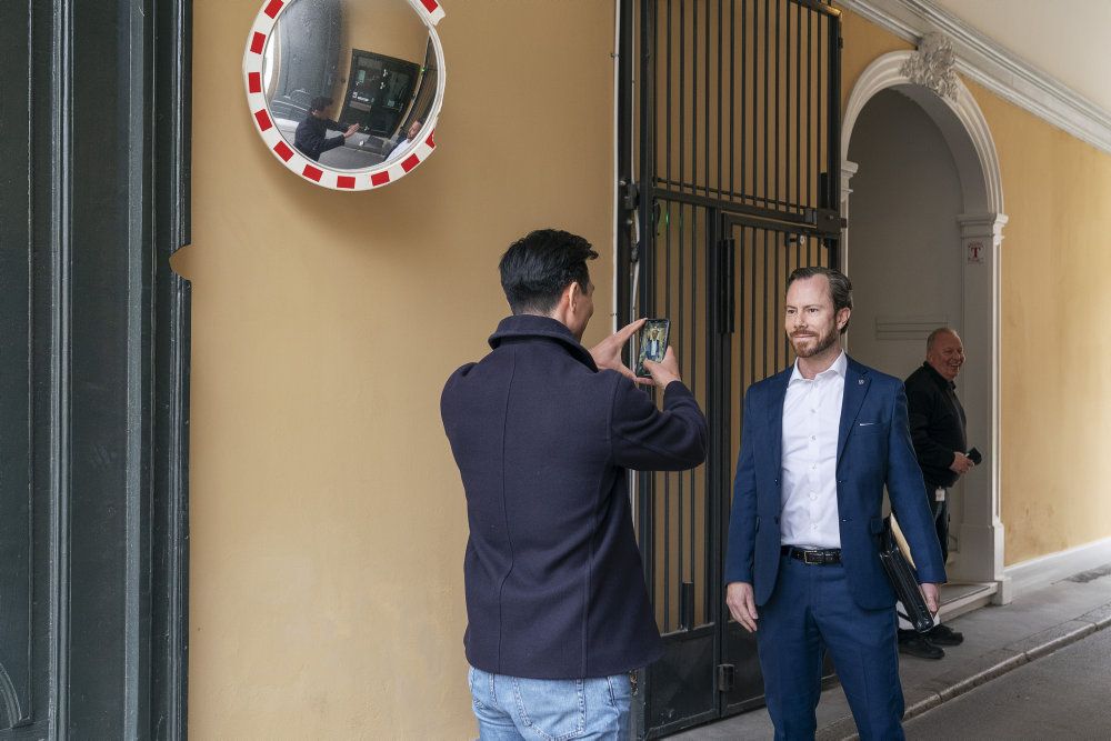 Mandag endte med at blive en yderst lang arbejdsdag for Venstres formand, Jakob Ellemann-Jensen, samt en række andre politikere, der forhandlede yderligere genåbning.