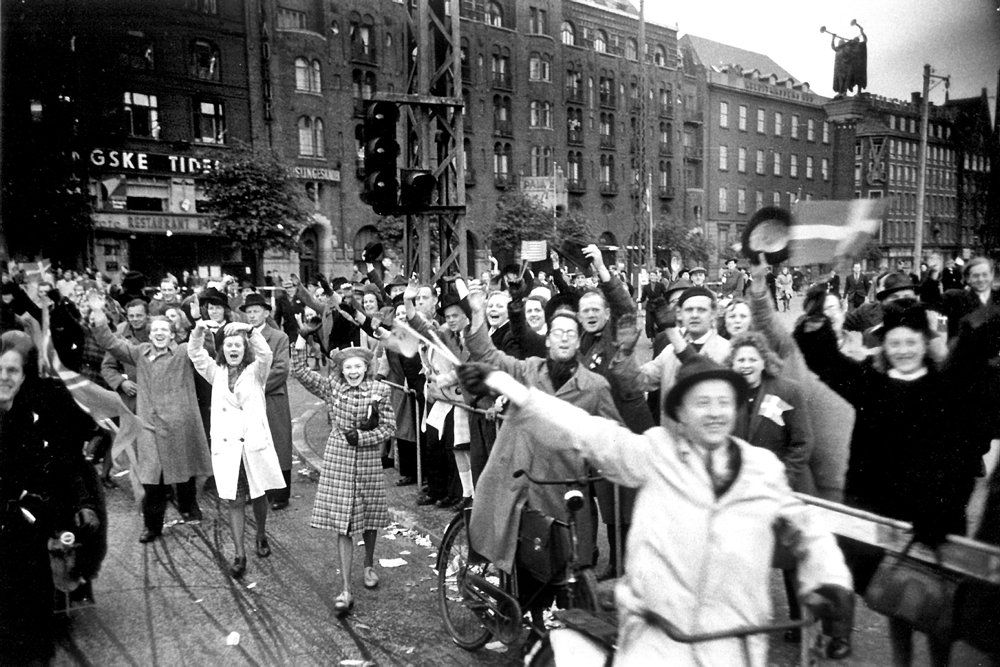 Meddelelsen om tyskernes overgivelse fik 4. maj 1945 danskerne til at strømme ud på gaderne, her Rådhuspladsen i København.