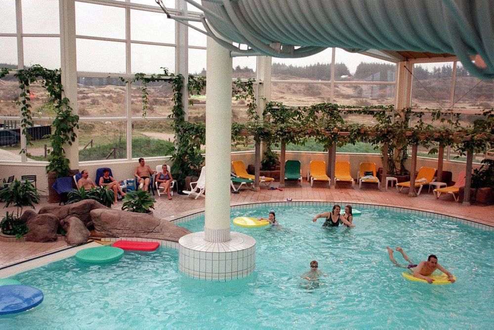 Dansk Folkehjælp arrangerer ferier for udsatte familier, og turen går typisk til steder som Lalandia eller andre feriecentre i Danmark. Her bliver flere familier inviteret samtidig, og organisationens frivillige står for at arrangere aktiviteter på tværs af familierne. (Arkivfoto)