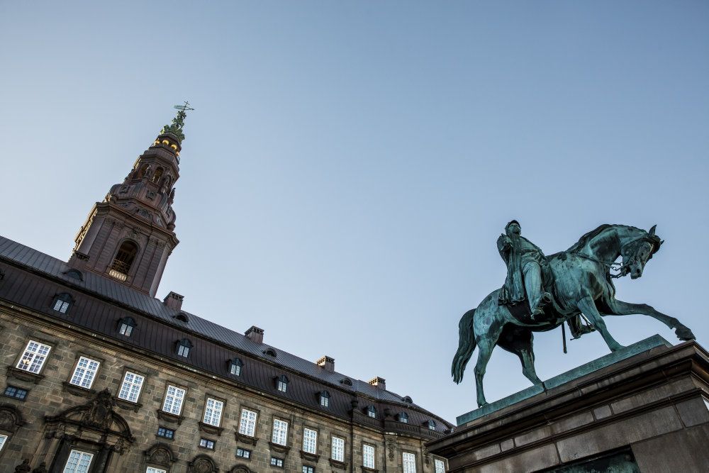 - Det klæder Folketinget, at vi igen kan holde konferencer, og at flere borgere kan komme ind og overvære udvalgsmøder, siger Folketingets formand, Henrik Dam Kristensen (S).